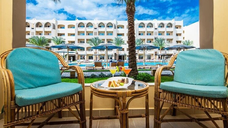 Deluxe Pool View Room